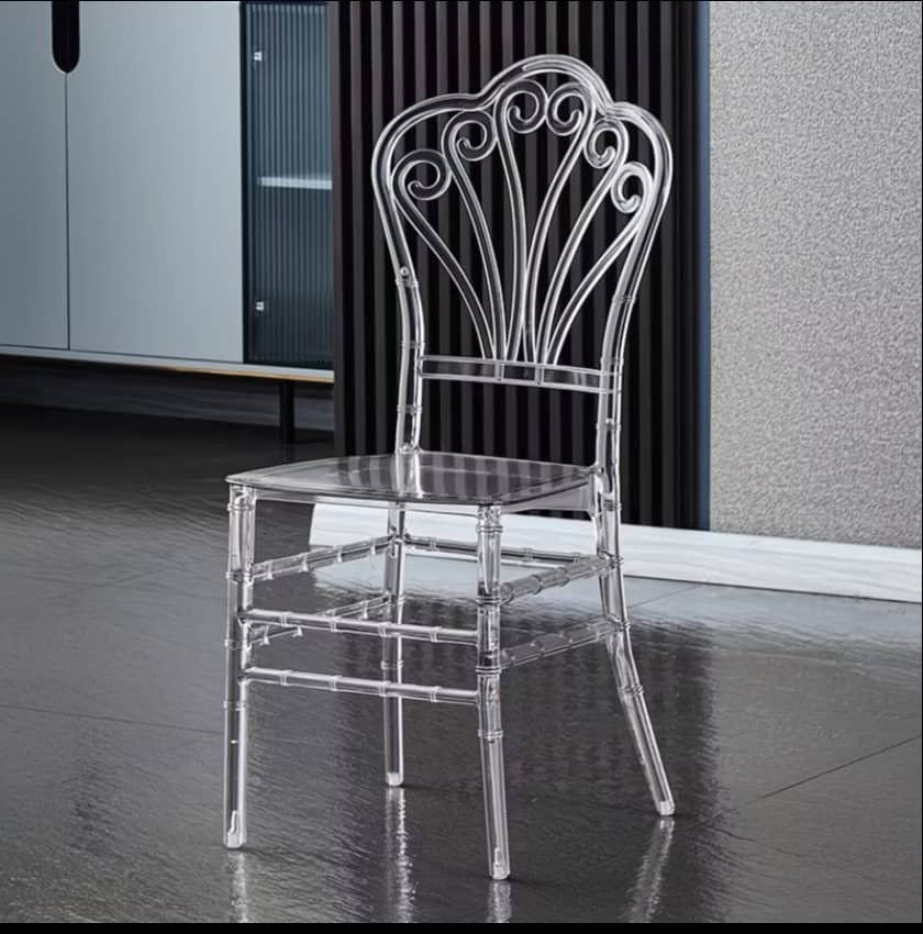 Chaise acrylique Royale